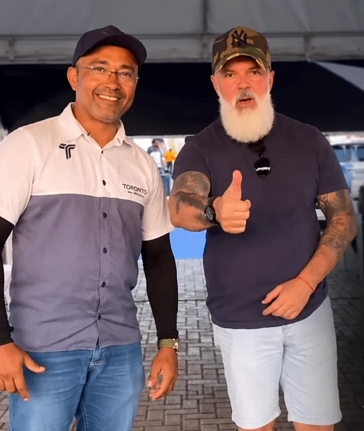 Marco Lopes, radialista do Rio Grande do Norte, fazendo sinal de positivo ao lado de um homem de camisa branca e cinza (foto 1 de 13)