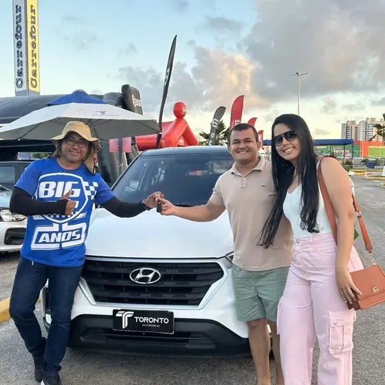 Cliente recebendo as chaves do carro na entrega (foto 6 de 13)