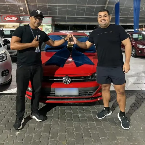Cliente recebendo as chaves do carro na entrega (foto 9 de 13)