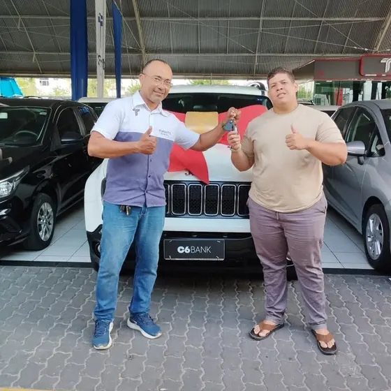 Cliente recebendo as chaves do carro na entrega (foto 11 de 13)