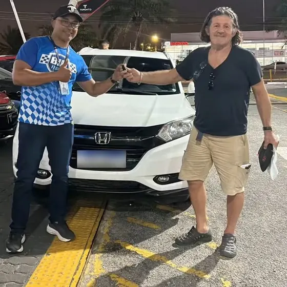 Cliente recebendo as chaves do carro na entrega (foto 12 de 13)