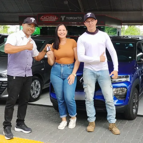 Cliente recebendo as chaves do carro na entrega (foto 13 de 13)